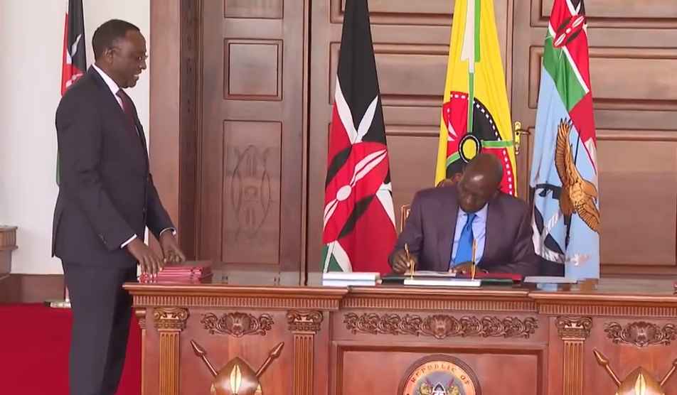Screengrab image of President William Ruto and Senate Clerk Jeremiah Nyegenye.